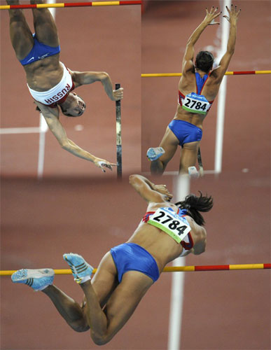 18일 냐오차오(鳥巢), 새 둥지로 불리는 궈자티위창(國家體育場)에서 벌어진 베이징올림픽 여자 장대높이뛰기 결승에서 이신바예바가  5ｍ5의 장대를 넘어 세계 신기록을 재 작성하고 있다. 