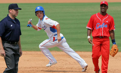 19일 중국 베이징 우커송야구장에서 열린 2008 베이징 올림픽 야구 예선 대한민국-쿠바 경기에서 한국 고영민이 6회말 이용규 타석 때 도루를 시도하다 공이 뒤로 빠지자 3루까지 달리고 있다. 