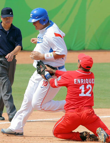 19일 중국 베이징 우커송야구장에서 열린 2008 베이징 올림픽 야구 예선 대한민국-쿠바 경기에서 한국 이대호가 7회말 2사 1, 2루 상황에서 이종욱의 안타 때 3루로 달리다 아웃되고 있다. 