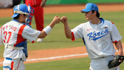 19일 중국 베이징 우커송야구장에서 열린 2008 베이징 올림픽 야구 예선 대한민국-쿠바 경기에서 한국 마무리 투수 오승환(오른쪽)이 7대4로 승리한 후 강민호 포수와 함께 기뻐하고 있다. 