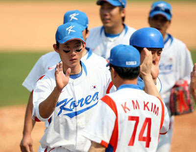 19일 중국 베이징 우커송야구장에서 열린 2008 베이징 올림픽 야구 예선 대한민국-쿠바가 끝난 후 한국 승리의 주역 고영민이 경기가 끝난 뒤 김경문 감독(오른쪽)과 하이파이브를 하고 있다. 