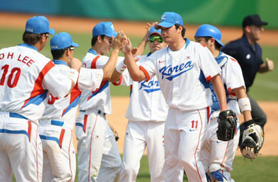 19일 중국 베이징 우커송야구장에서 열린 2008 베이징 올림픽 야구 예선 대한민국-쿠바 경기에서 한국 선수들이 쿠바를 7대4로 꺾고 6연승, 1위로 4강 진출을 확정 지은 후 하이파이브를 하고 있다. 