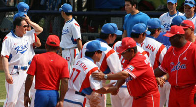 19일 중국 베이징 우커송야구장에서 열린 2008 베이징 올림픽 야구 예선 대한민국-쿠바 경기 후 7대4로 승리한 한국 선수단이 쿠바 선수단과 인사를 하고 있다. 