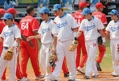 19일 중국 베이징 우커송야구장에서 열린 2008 베이징 올림픽 야구 예선 대한민국-쿠바 경기 후 7대4로 승리한 한국 선수단이 쿠바 선수단과 인사를 하고 있다. 
