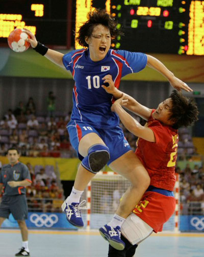 19일 중국 베이징에서 열린 2008 베이징올림픽 핸드볼 여자 8강전, 대한민국-중국 경기에서 한국 오성옥이 상대 선수의 수비를 따돌리고 슛을 시도하고 있다. 한국은 중국을 31대23으로 완파하고 4강에 진출해 오는 21일 저녁 7시 노르웨이와 결승 진출을 놓고 다툰다. 
 