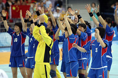 19일 중국 베이징 올림픽스포츠센터체육관에서 열린 2008 베이징올림픽 핸드볼 여자 8강전, 대한민국-중국 경기에서 한국 선수들이 중국을 꺾고 4강에 진출한 후 관중들을 향해 인사하고 있다. 