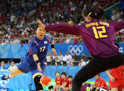 19일 중국 베이징 올림픽스포츠센터체육관에서 열린 2008 베이징올림픽 핸드볼 여자 8강전, 대한민국-중국 경기에서 한국 안정화(왼쪽)가 중국 후앙홍 골키퍼를 속이는 재치있는 슛을 성공시키고 있다. 