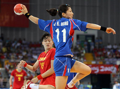 19일 중국 베이징 올림픽스포츠센터체육관에서 열린 2008 베이징올림픽 핸드볼 여자 8강전, 대한민국-중국 경기에서  한국 홍정호가 강슛을 날리고 있다. 