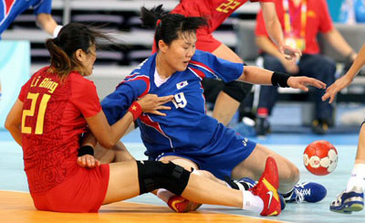 19일 중국 베이징 올림픽스포츠센터체육관에서 열린 2008 베이징올림픽 핸드볼 여자 8강전, 대한민국-중국 경기에서 한국 최임정(오른쪽)이 상대 수비에 막혀 공을 잡으려 하고 있다. 