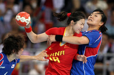 19일 중국 베이징 올림픽스포츠센터체육관에서 열린 2008 베이징올림픽 핸드볼 여자 8강전, 대한민국-중국 경기에서 중국 웬주안우(가운데)가 슛을 시도하자 한국 최임정(오른쪽), 허순영이 적극적으로 저지하고 있다. 