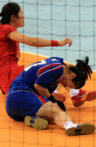 19일 중국 베이징 올림픽스포츠센터체육관에서 열린 2008 베이징올림픽 핸드볼 여자 8강전, 대한민국-중국 경기에서 한국 안정화가 상대 선수와 충돌한 후 고통스러워 하고 있다. 