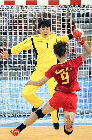 19일 중국 베이징 올림픽스포츠센터체육관에서 열린 2008 베이징올림픽 핸드볼 여자 8강전, 대한민국-중국 경기에서 한국 오영란 골키퍼가 중국 왕민의 슛을 막아내고 있다. 
