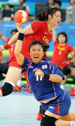 19일 중국 베이징 올림픽스포츠센터체육관에서 열린 2008 베이징올림픽 핸드볼 여자 8강전, 대한민국-중국 경기에서 한국 안정화가 넘어지면서 슛을 날리고 있다. 