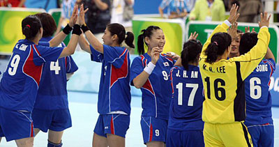 19일 중국 베이징 올림픽스포츠센터체육관에서 열린 2008 베이징올림픽 핸드볼 여자 8강전, 대한민국-중국 경기에서 한국 선수들이 중국을 완파하고 4강 진출을 확정지은 후 기뻐하고 있다. 