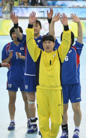 19일 중국 베이징 올림픽스포츠센터체육관에서 열린 2008 베이징올림픽 핸드볼 여자 8강전, 대한민국-중국 경기에서 한국 선수들이 중국을 완파하고 4강 진출을 확정지은 후 한국 응원단을 향해 인사하고 있다. 