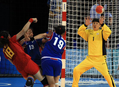 19일 중국 베이징 올림픽스포츠센터체육관에서 열린 2008 베이징올림픽 핸드볼 여자 8강전, 대한민국-중국 경기에서 한국 오영란 골키퍼(오른쪽)가 상대 슛을 막고 있다. 