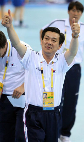 19일 중국 베이징 올림픽스포츠센터체육관에서 열린 2008 베이징올림픽 핸드볼 여자 8강전, 대한민국-중국 경기에서 중국을 꺾고 4강 진출에 성공한 한국 임영철 감독이 한국 응원단을 향해 엄지 손가락을 치켜들고 있다. 