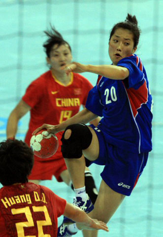 19일 중국 베이징 올림픽스포츠센터체육관에서 열린 2008 베이징올림픽 핸드볼 여자 8강전, 대한민국-중국 경기에서 한국 문필희가 슛을 하고 있다. 