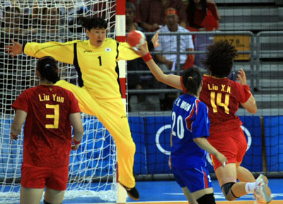 19일 중국 베이징 올림픽스포츠센터체육관에서 열린 2008 베이징올림픽 핸드볼 여자 8강전, 대한민국-중국 경기에서 한국 오영란 골키퍼가 중국 리우의 슛을 막고 있다. 