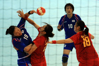 19일 중국 베이징 올림픽스포츠센터체육관에서 열린 2008 베이징올림픽 핸드볼 여자 8강전, 대한민국-중국 경기에서 한국 최임정(왼쪽)이 상대 수비를 뚫고 슛을 하고 있다. 