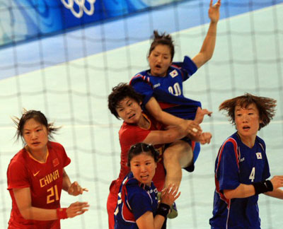 19일 중국 베이징 올림픽스포츠센터체육관에서 열린 2008 베이징올림픽 핸드볼 여자 8강전, 대한민국-중국 경기에서 한국 문필희가 슛을 하자 양 팀 선수들이 나란히 골문을 바라보고 있다. 