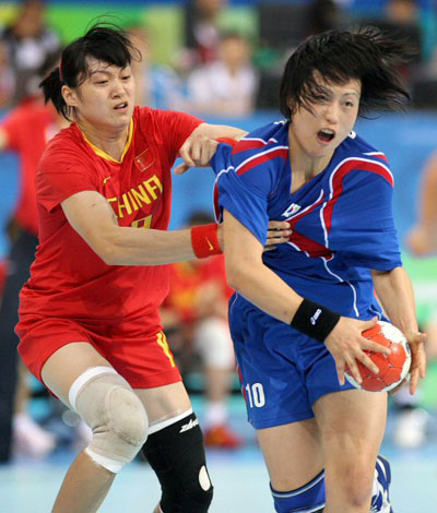 19일 중국 베이징 올림픽스포츠센터체육관에서 열린 2008 베이징올림픽 핸드볼 여자 8강전, 대한민국-중국 경기에서  한국 오성옥(오른쪽)이 상대 수비를 피해 돌파를 시도하고 있다. 