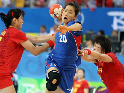 19일 중국 베이징 올림픽스포츠센터체육관에서 열린 2008 베이징올림픽 핸드볼 여자 8강전, 대한민국-중국 경기에서 한국 문필희(가운데)가 중국 선수들을 따돌리고 강슛을 날리고 있다. 