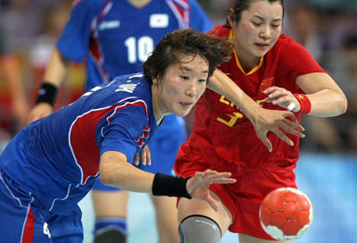 19일 중국 베이징 올림픽스포츠센터체육관에서 열린 2008 베이징올림픽 핸드볼 여자 8강전, 대한민국-중국 경기에서 한국 허순영이 중국 윤리우에 앞서 공을 잡으려 하고 있다. 