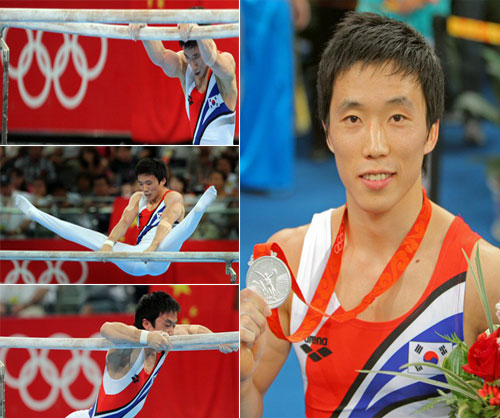 19일 베이징 국가실내체육관에서 열린 2008 베이징올림픽 체조 남자 평행봉 결승에서 유원철이 값진 은메달을 획득했다. 시상식을 마친 유원철이 메달을 들어보이고 있다. 