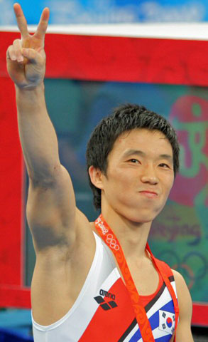 19일 베이징 국가실내체육관에서 열린 2008 베이징올림픽 체조 남자 평행봉 결승에서 유원철이 값진 은메달을 획득했다. 시상식을 마친 유원철이 환호하는 한국 응원단에게 승리의 'V'를 그려보이고 있다 