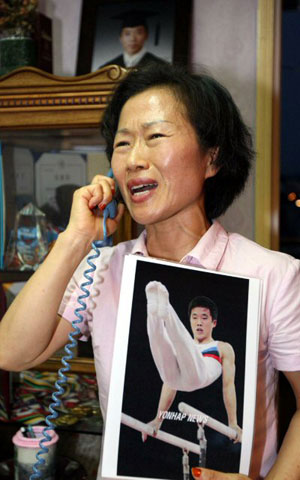 19일 베이징올림픽 체조 평행봉 결승전에 진출한 한국의 유원철 선수가 멋진 경기로 은메달을 따자 유선수의 고향집인 경남 고성군 고성읍 동외리에서 어머니 박윤자씨가 축하 전화를 받고 있다. 