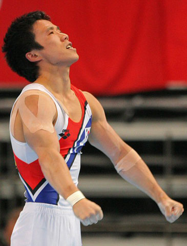 19일 베이징 국가실내체육관에서 열린 2008 베이징올림픽 체조 남자 평행봉 결승에서 유원철이 착지를 한 뒤 환호하고 있다. 유원철은 중국 리샤오펑에 이어 은메달을 획득했다. 