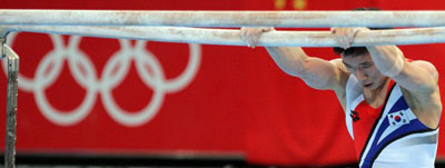 19일 베이징 국가실내체육관에서 열린 2008 베이징올림픽 체조 남자 평행봉 결승에서 유원철이 힘있는 연기를 선보이고 있다. 유원철은 중국 리샤오펑에 이어 은메달을 획득했다. 