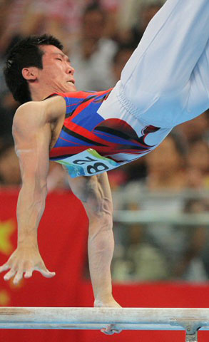 19일 베이징 국가실내체육관에서 열린 2008 베이징올림픽 체조 남자 평행봉 결승에서 양태영이 멋진 연기를 선보이고 있다. 