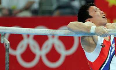 19일 베이징 국가실내체육관에서 열린 2008 베이징올림픽 체조 남자 평행봉 결승에서 유원철이 멋진 연기를 선보이고 있다. 유원철은 중국 리샤오펑에 이어 은메달을 획득했다. 