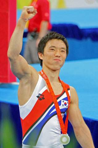 19일 베이징 국가실내체육관에서 열린 2008 베이징올림픽 체조 남자 평행봉 결승에서 유원철이 은메달을 획득한 후 한국 응원단을 향해 기뻐하고 있다. 