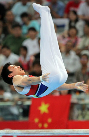 19일 베이징 국가실내체육관에서 열린 2008 베이징올림픽 체조 남자 평행봉 결승에서 유원철이 멋진 연기를 선보이고 있다. 유원철은 중국 리샤오펑에 이어 은메달을 획득했다. 