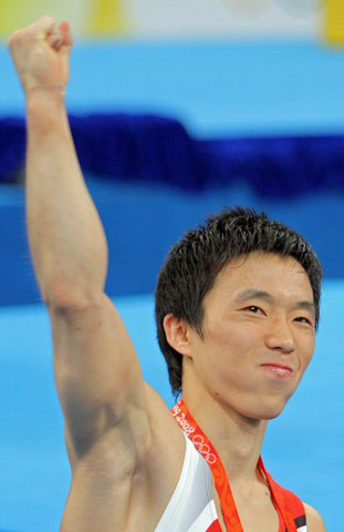 19일 베이징 국가실내체육관에서 열린 2008 베이징올림픽 체조 남자 평행봉 결승에서 유원철이 값진 은메달을 획득했다. 시상식을 마친 유원철이 환호하는 한국 응원단에게 손을 들어보이고 있다. 