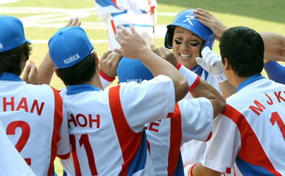 22일 베이징 우커송야구장에서 열린 올림픽 야구 준결승 한국-일본 전 8회말 1사 1루, 이승엽이 2타점 역전포를 날린 뒤 홈인한 뒤 더그아웃에서 동료들의 축하를 받고 있다. 