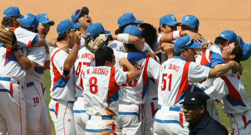 22일 오전 베이징 우커송야구장에서 열린 올림픽 야구 4강전 한국 대 일본 경기에서 6대2로 역전승한 한국 선수들이 환호하고 있다. 