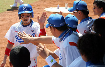 22일 베이징 우커송야구장에서 열린 올림픽 야구 준결승 한국-일본 전 5회초 무사 1,3루, 이승엽의 내야땅볼을 틈타 홈인한 이용규가 동료들의 축하를 받고 있다. 한국이 4회초 현재 1-2로 뒤지고 있다 