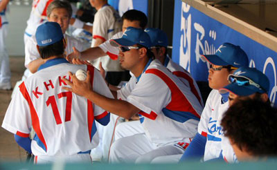 22일 베이징 우커송야구장에서 열린 올림픽 야구 준결승 한국-일본 전 3회말을 마친 선발투수 김광현이 동료들과 하이파이브를 하고 있다. 