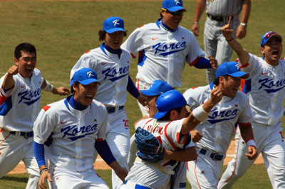 22일 중국 베이징 우커송 스포츠센터 야구장에서 열린 2008 베이징올림픽 야구 준결승, 대한민국-일본 경기에서 한국 선수들이 승리가 확정되자 일제히 뛰어나와 환호하고 있다. 