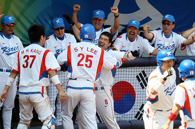 22일 중국 베이징 우커송 스포츠센터 야구장에서 열린 2008 베이징올림픽 야구 준결승, 대한민국-일본 경기에서 한국 이승엽이 8회말 역전 2점 홈런을 성공시킨 후 팀 동료들과 함께 기뻐하고 있다. 
