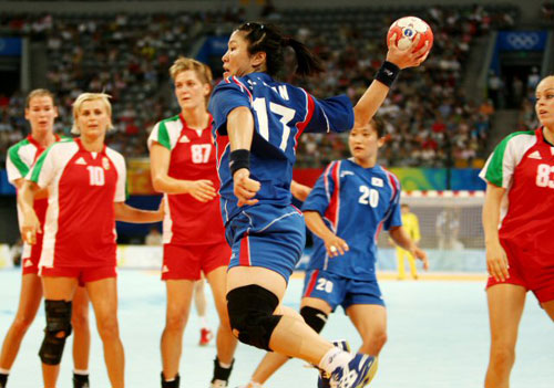 2008베이징올림픽 폐막을 하루앞둔 23일 베이징 국가실내체육관에서 열린 여자핸드볼 동메달결정전 한국-헝가리전에서 안정화(가운데)가 점프슛을 시도하고 있다. 