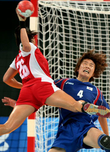2008베이징올림픽 폐막을 하루앞둔 23일 베이징 국가실내체육관에서 열린 여자핸드볼 동메달 결정을 위한 한국-헝가리전에서 허순영(4)이 헝가리 리타 보르바스의 슛을 막으려다 넘어지고 있다. 