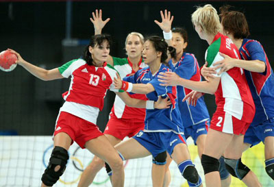 2008베이징올림픽 폐막을 하루앞둔 23일 베이징 국가실내체육관에서 열린 여자핸드볼 동메달 결정을 위한 한국-헝가리전에서 한국선수들이 헝가리 애니타 고르비츠(13)의 공을 빼앗기 위해 막아서고 있다. 