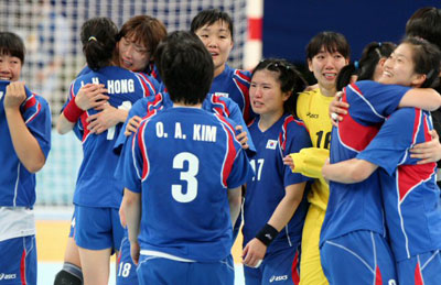 2008베이징올림픽 폐막을 하루앞둔 23일 베이징 국가실내체육관에서 열린 여자핸드볼 동메달결정전에서 헝가리를 물리치고 동메달을 따낸 한국선수들이 서로 껴안으며 기뻐하고 있다. 