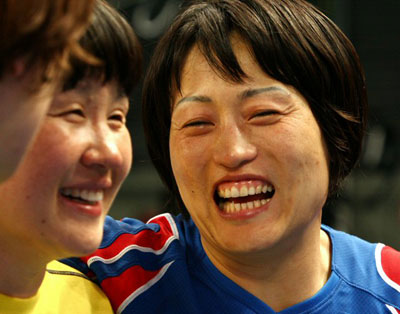  2008베이징올림픽 폐막을 하루앞둔 23일 베이징 국가실내체육관에서 열린 여자핸드볼 동메달결정전에서 헝가리를 물리치고 동메달을 딴 한국의 오성옥(오른쪽), 오영란 두 노장이 환하게 웃으며 경기장을 빠져나가고 있다. 