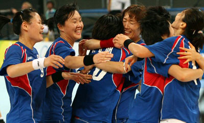  2008베이징올림픽 폐막을 하루앞둔 23일 베이징 국가실내체육관에서 열린 여자핸드볼 동메달결정전 한국-헝가리전에서 경기가 끝나자 한국선수들이 서로 얼싸안으며 기뻐하고 있다. 